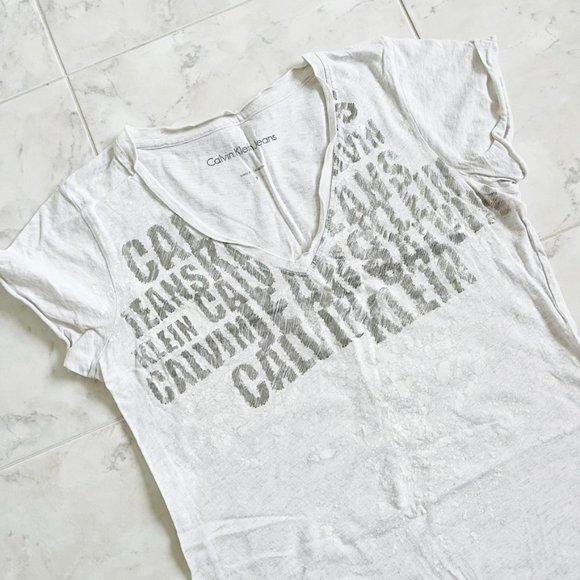 Calvin Klein V-Neck Cream/Ivory Graphic Logo Tee Shirt Women Small (S) - Picture 1 of 4